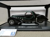 une maquette noire de voiture exposée dans une vitrine