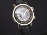 gros plan d'une montre-bracelet avec un bracelet en cuir noir