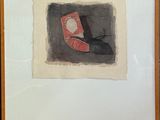 tableau représentant un oiseau noir survolant un objet rouge, dans un cadre blanc