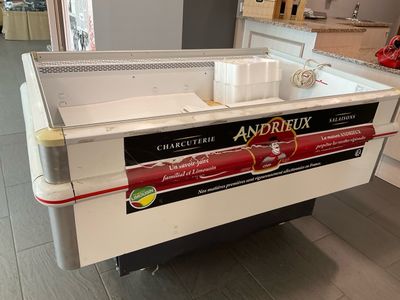 une grande machine à glaces au milieu d'une cuisine