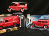 deux camions de pompiers rouges dans des cadres sur fond noir