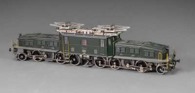 un petit train posé sur une surface grise