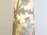 un vase avec un tableau posé sur une table