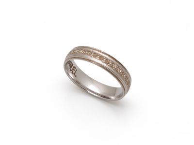 un gros plan d'une bague en argent sertie d'un diamant