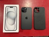 Un iPhone d'Apple est posé sur une boîte rouge