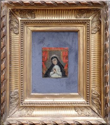 une image représentant un tableau d'une femme tenant un bébé dans ses bras, dans un cadre doré