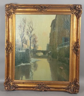 une peinture à l'huile représentant un paysage fluvial avec des bâtiments et des arbres