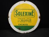 un vieux panneau jaune et vert sur un fond noir