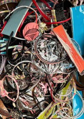 un gros tas d'objets divers dans un bac