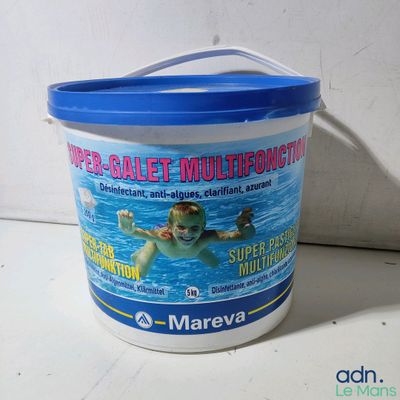 un seau d'eau - colorant alimentaire sans danger pour la baignade