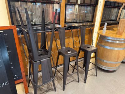 beaucoup de chaises disposées devant un tableau noir