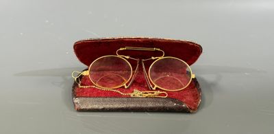une paire de lunettes posée dans un étui sur une table