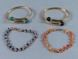 trois bracelets composés de perles de différentes couleurs sur un fond blanc
