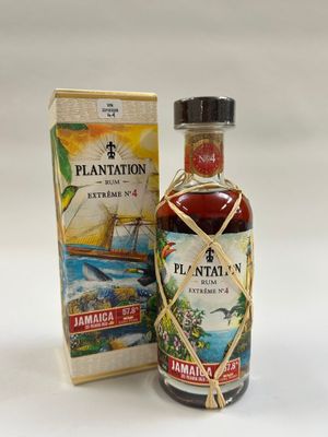 une bouteille de rhum Plantation Jamaica posée à côté d'une boîte