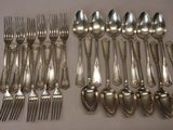 beaucoup de cuillères et de fourchettes en argent sur la table