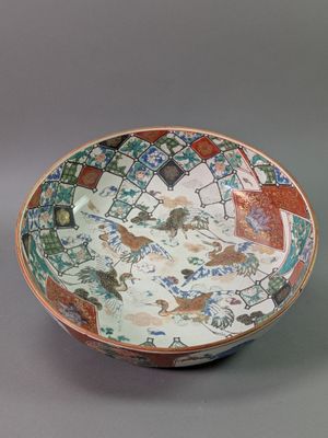 an image of a bowl that is sitting on a table