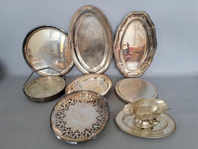 beaucoup de plats en argent sur la table