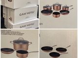 plusieurs photos de casseroles et de poêles exposées dans un magasin