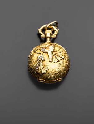 un fermoir en or orné d'une femme et d'un oiseau
