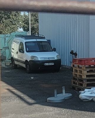 a van that is parked in front of a building