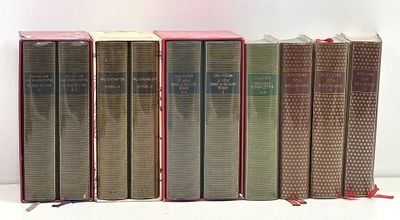 six livres sont alignés les uns à côté des autres sur une étagère