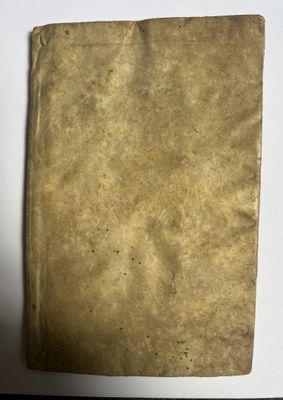 une feuille de papier posée sur une table