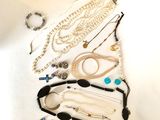 de nombreux colliers et bracelets disposés sur une table