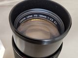 un gros plan sur l'objectif d'un appareil photo posé sur une table