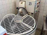 une photo d'une cuisine dans laquelle se trouve un grand mixeur