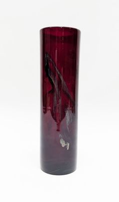 un vase en verre rouge orné d'un cheval