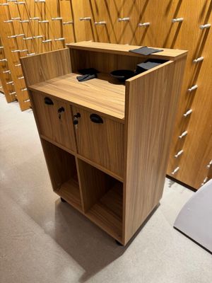 une petite commode en bois avec deux tiroirs au milieu