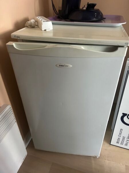 Un réfrigérateur table top PROLINE Modèle: PL50WA/UC115F