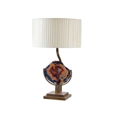 une image représentant une lampe de table surmontée d'un abat-jour
