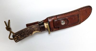 un couteau posé sur un morceau de bois