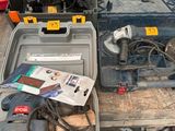 de nombreux outils posés sur une table