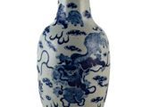 un vase bleu et blanc orné d'un dragon