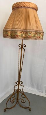 une paire de lampadaires vintage avec des abat-jours de chaque côté