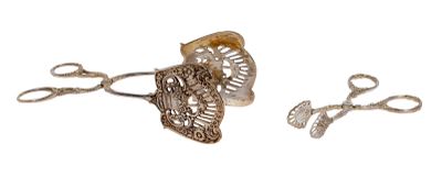 deux paires de ciseaux et une bague sur fond blanc