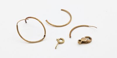 deux paires de boucles d'oreilles créoles en or et une paire de boucles d'oreilles en or