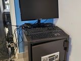 un ordinateur portable posé sur un coffre-fort