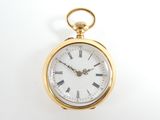 une montre de poche en or avec des chiffres romains sur le cadran