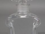 une bouteille en verre transparent avec un couvercle transparent