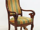 une chaise en bois dont l'assise est recouverte d'un tissu rayé