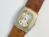 une montre posée sur une surface blanche
