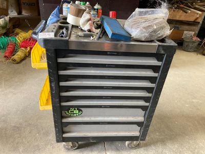 un chariot à outils sur lequel sont posés des outils, dans un garage