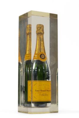deux bouteilles de champagne dans une boîte transparente posée sur une surface blanche