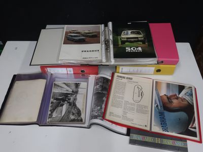 un grand nombre de livres posés sur une table