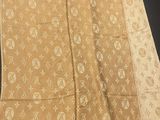 a louis vu vu scarf with a gold and white pattern
