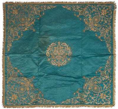 un tapis bleu et or orné d'un motif en médaillon