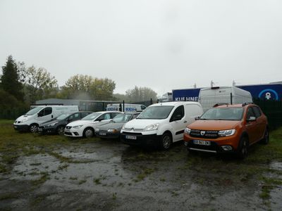 beaucoup de voitures garées sur un parking